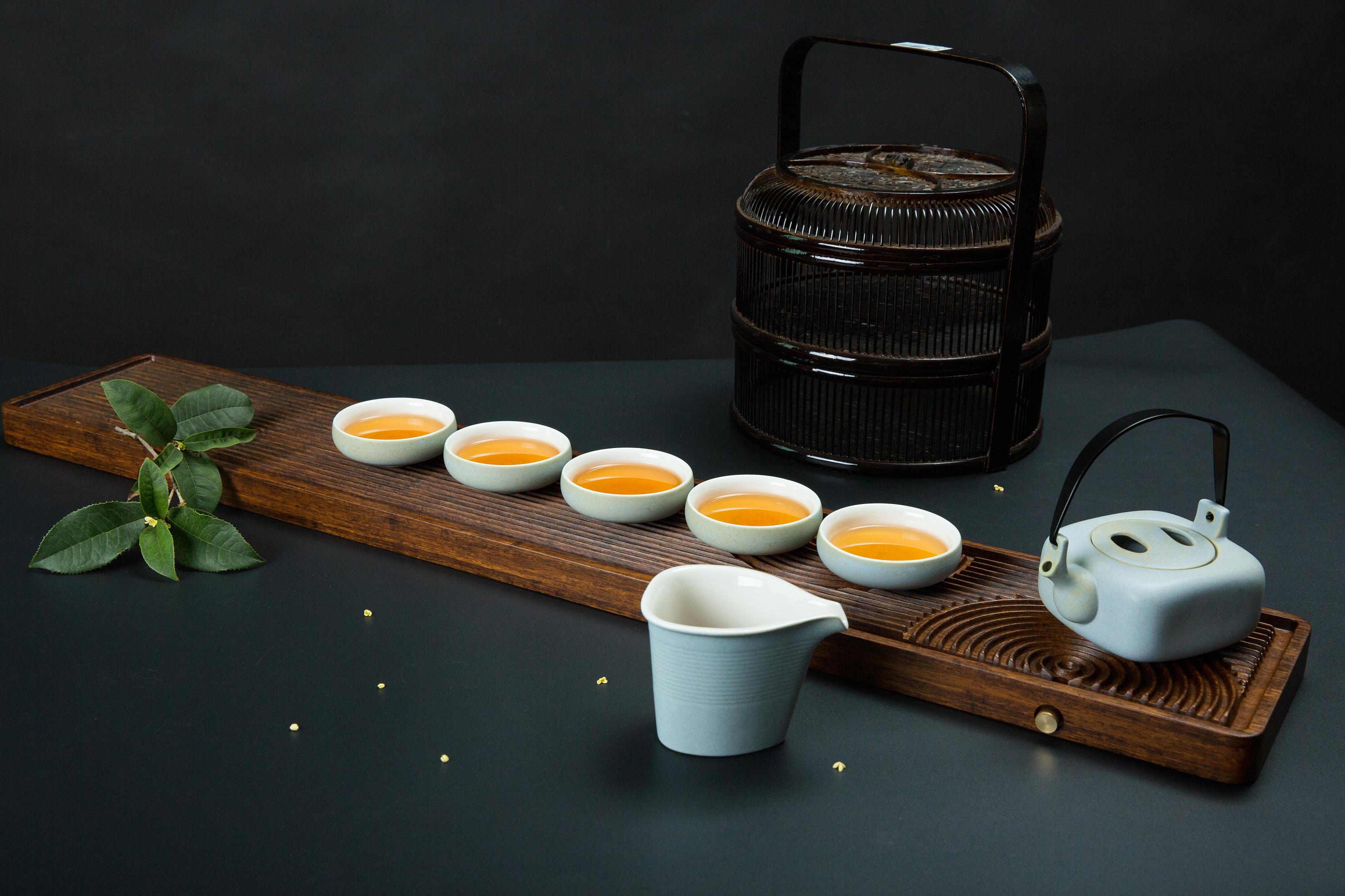 青瓷茶具攝影之美 茉莉視角下的光影藝術(shù)