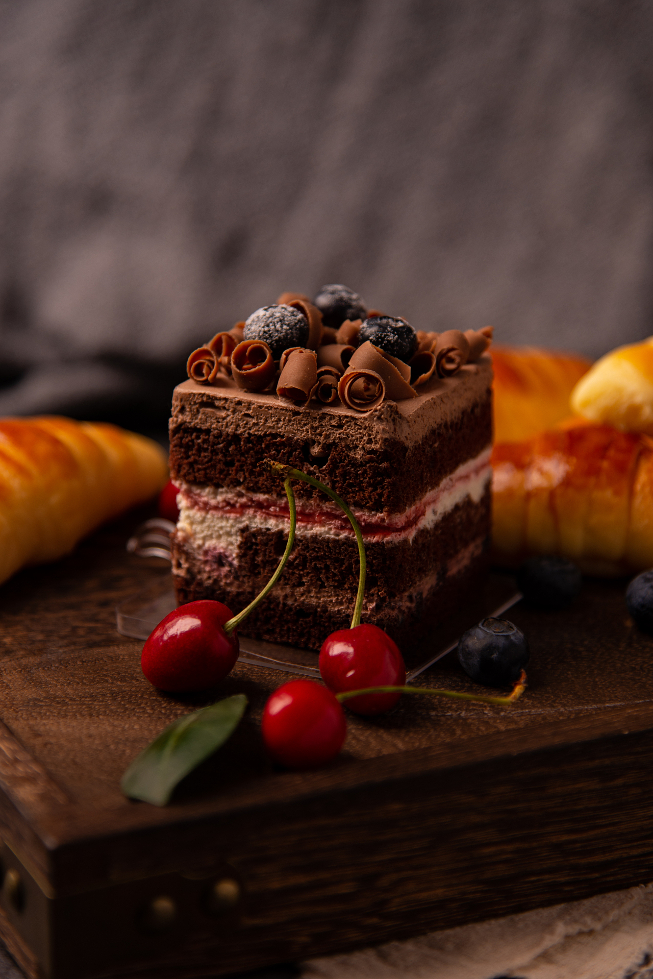 暗調靜物 馬卡龍、蛋糕與面包的數碼產品攝影美學